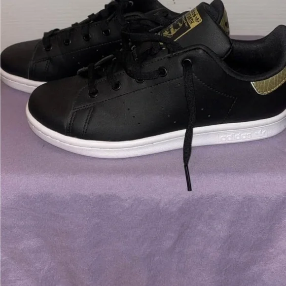 Adidas Black and Gold Casual Shoes - Picture 4 of 4